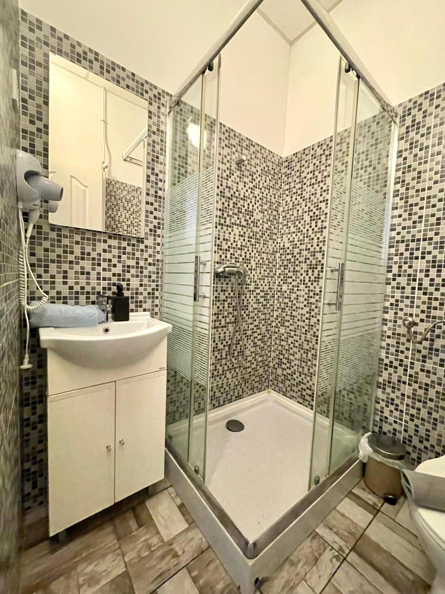 Aradi Rooms With Private Bathroom In The City Centre Budapeste Exterior foto